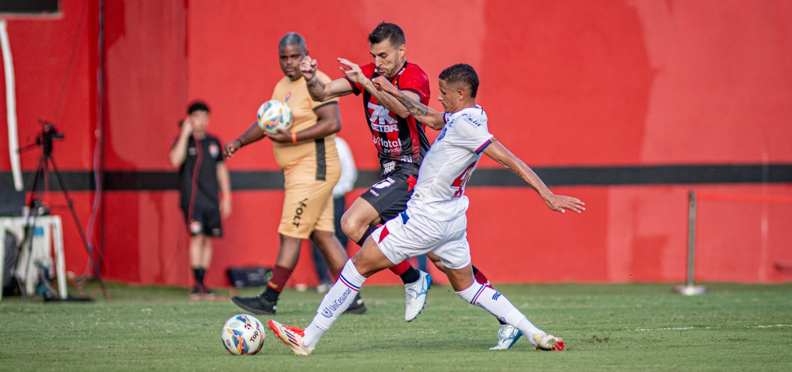 Com expulsões, Bahia empata com Vitória no Barradão e conquista o 51º título baiano