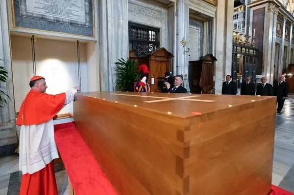 Corpo de papa Francisco é sepultado na Basílica de Santa Maria Maior
