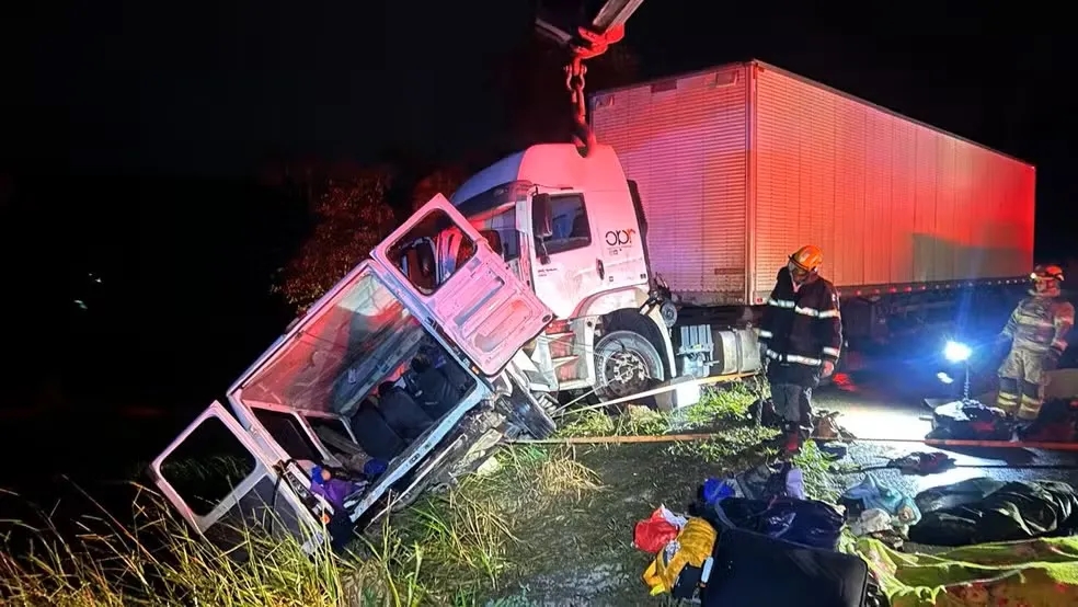 MG – Batida entre carreta e van deixa nove pessoas mortas na BR-251