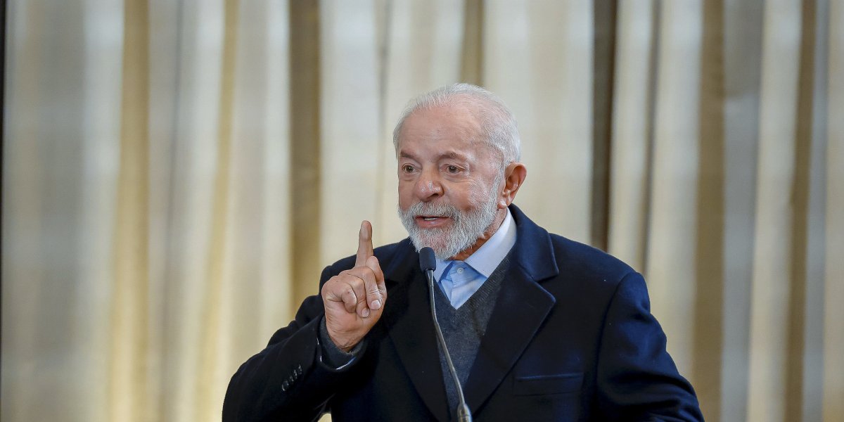 Lula assina MP que isenta conta de luz para 40 milhões