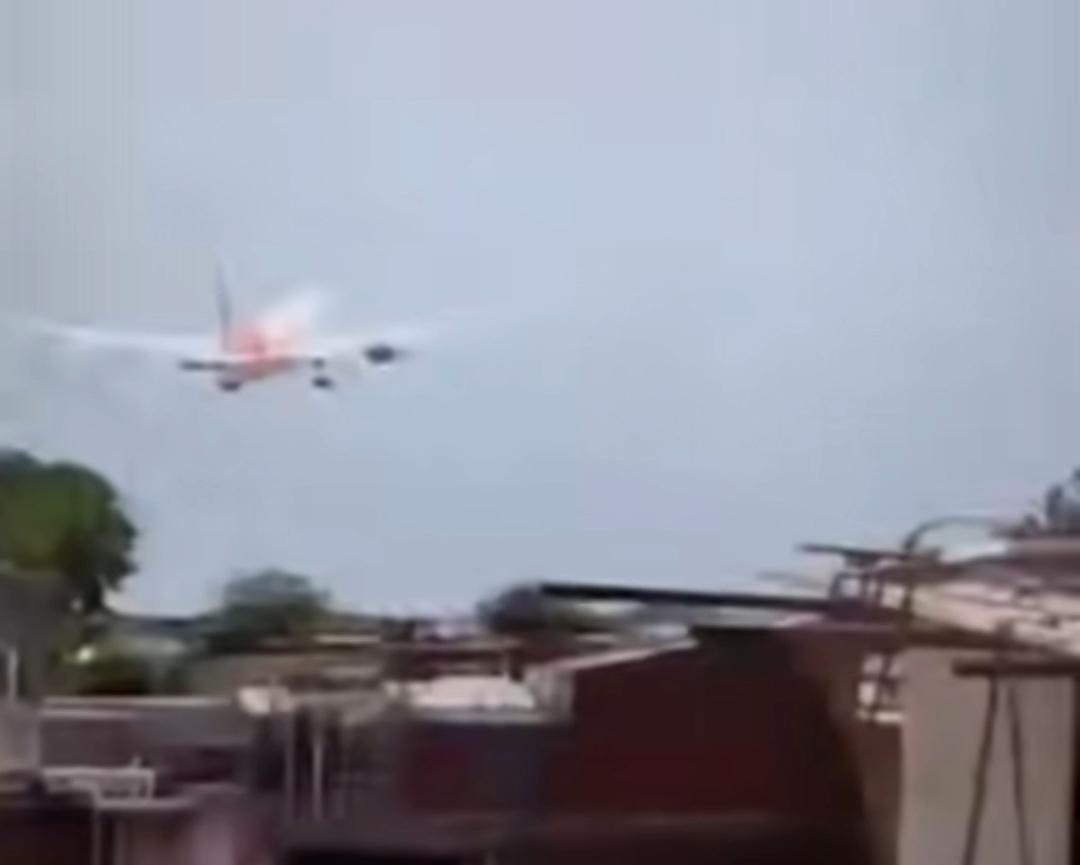 Avião com mais de 240 pessoas cai após decolagem na Índia