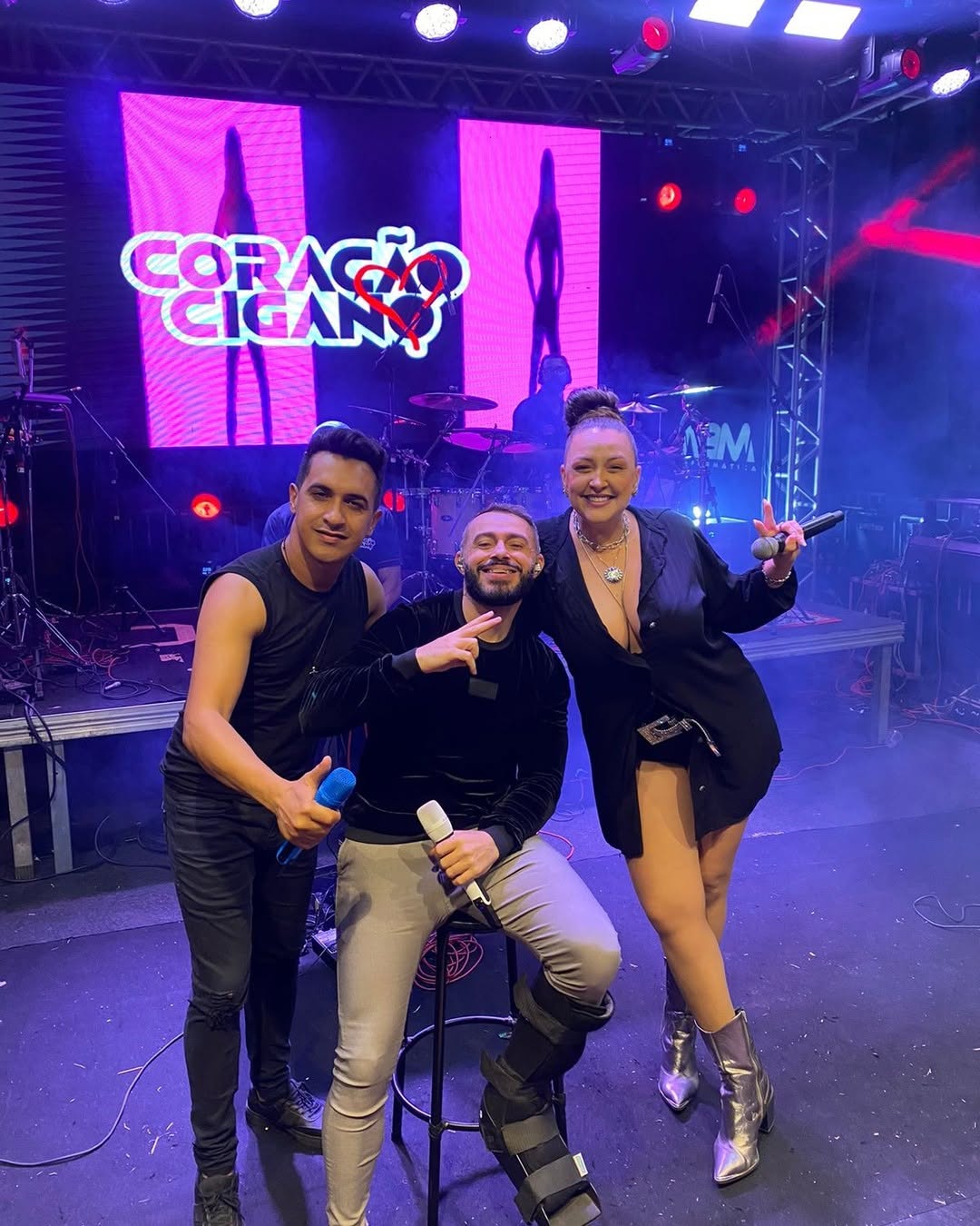 Ônibus de banda de forró tomba na Bahia e deixa músicos feridos