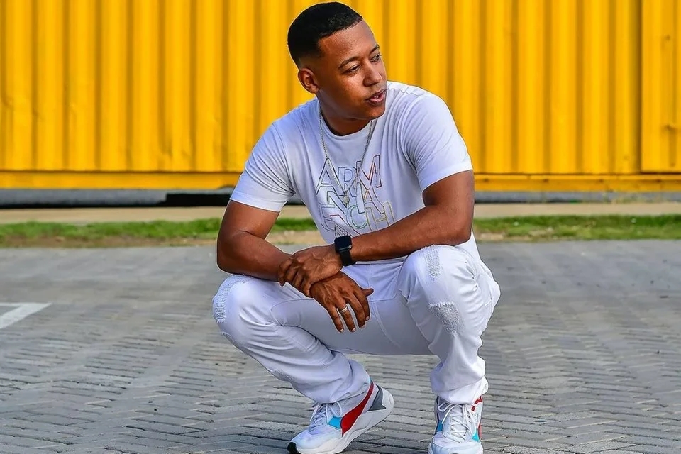 MC 7Kssio quebra fêmur, tíbia e tem fraturas no pé após acidente de moto na Região Metropolitana de Salvador