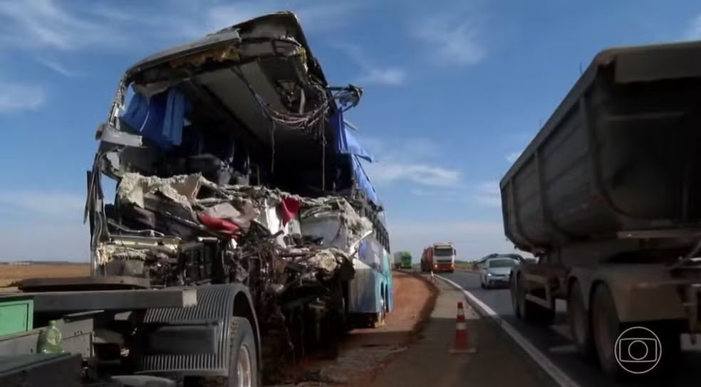 Batida de ônibus em caminhão deixa 11 mortos e 46 feridos em MT