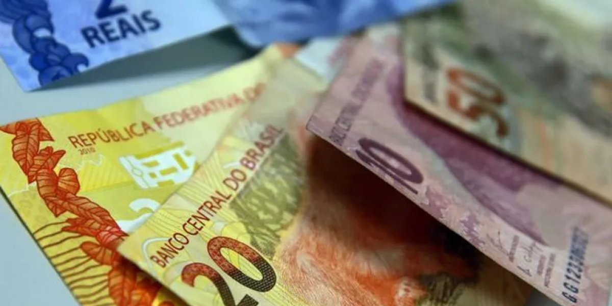 Governo Lula prevê aumento do salário mínimo para R$1.631 em 2026