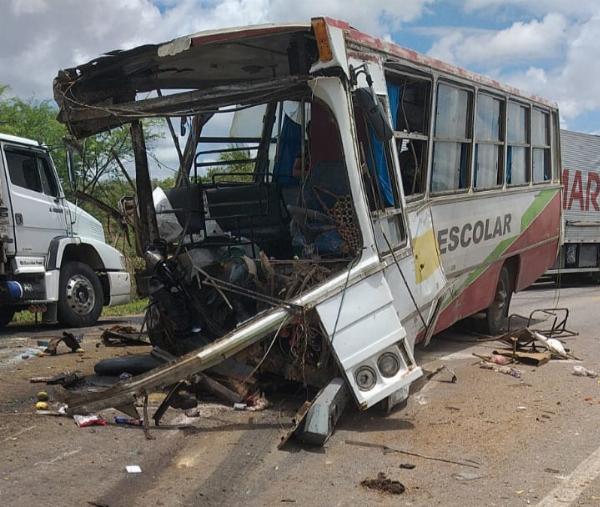 Colisão envolvendo ônibus e carreta deixa mortos e feridos na BR 116 Norte