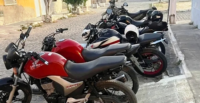 Pedra Vermelha: Polícia Militar apreende motos com descarga livre e sem placas