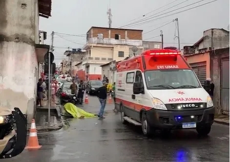 Criança de 10 anos morre atropelada por caminhão pipa enquanto rodava bicicleta em rua do centro da cidade