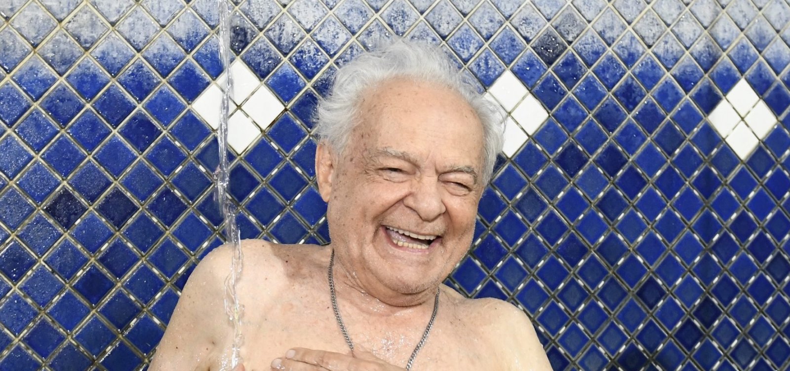 Ator Othon Bastos retorna à cidade de Tucano e revisita águas termais de Caldas do Jorro após 87 anos