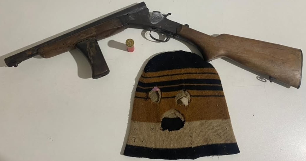 Pedra Vermelha: Espingarda calibre 12 e balaclava são apreendidas pela CIPE-Nordeste após fuga de suspeito