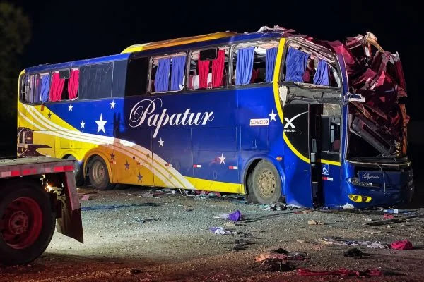 Ônibus de empresa de Senhor do Bonfim se envolve em grave acidente com mortes em Minas Gerais