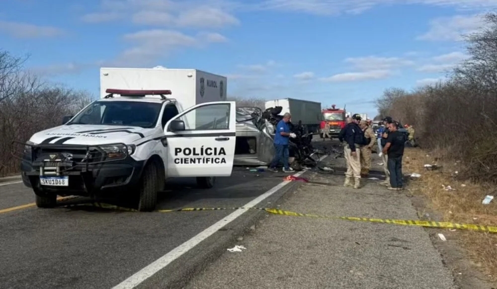 Seis pessoas morrem e outras 15 ficam feridas em colisão entre van e caminhonete na Paraíba